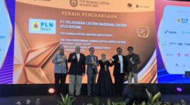 PT PLN Batam kembali menorehkan prestasi membanggakan dengan meraih dua penghargaan Bintang Lima pada ajang Top Human Capital Awards 2025 yang diselenggarakan di Hotel Raffles Jakarta. Foto: INIKEPRI.COM/PLN Batam