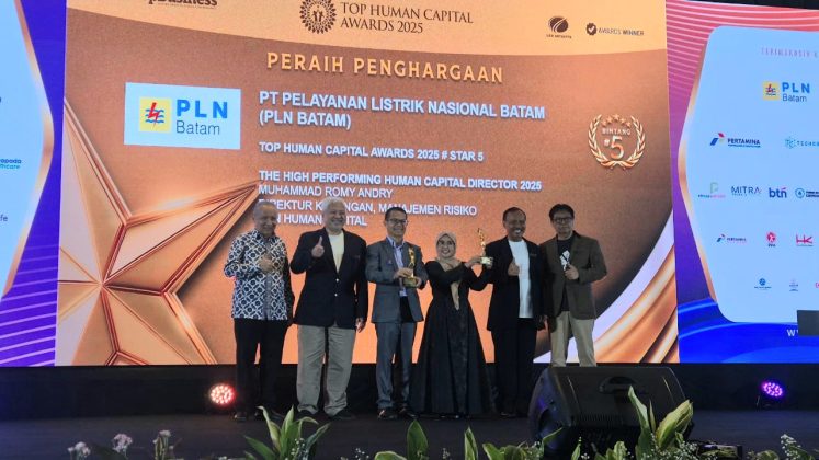 PT PLN Batam kembali menorehkan prestasi membanggakan dengan meraih dua penghargaan Bintang Lima pada ajang Top Human Capital Awards 2025 yang diselenggarakan di Hotel Raffles Jakarta. Foto: INIKEPRI.COM/PLN Batam