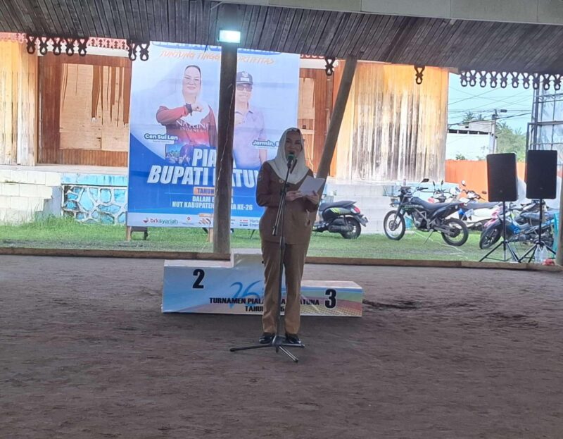 Bupati Natuna Cen Sui Lan saat menutup turnamen gasing di Ranai. Foto: Istimewa 