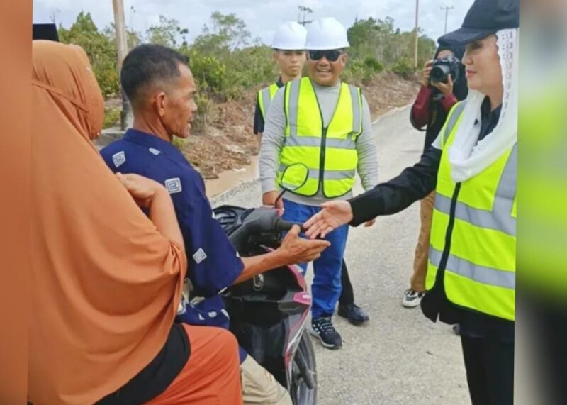 Bupati Natuna Cen Sui Lan meninjau langsung pengerjaan proyek pada Jumat (14/11/2025). Foto: Istimewa 