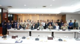 Kepala BP Batam, Amsakar Achmad melaksanakan tatap muka bersama Tim Verifikator Perizinan di Marketing Centre, Kamis (13/11/2025) sore. Foto: INIKEPRI.COM/BP Batam 