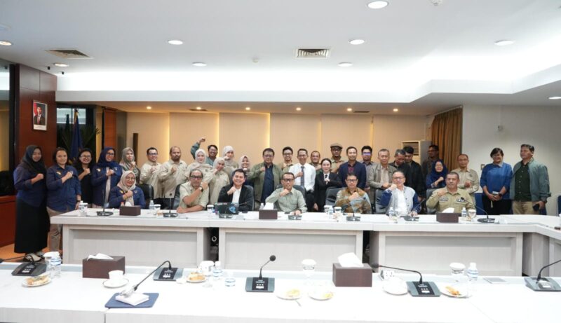 Kepala BP Batam, Amsakar Achmad melaksanakan tatap muka bersama Tim Verifikator Perizinan di Marketing Centre, Kamis (13/11/2025) sore. Foto: INIKEPRI.COM/BP Batam 