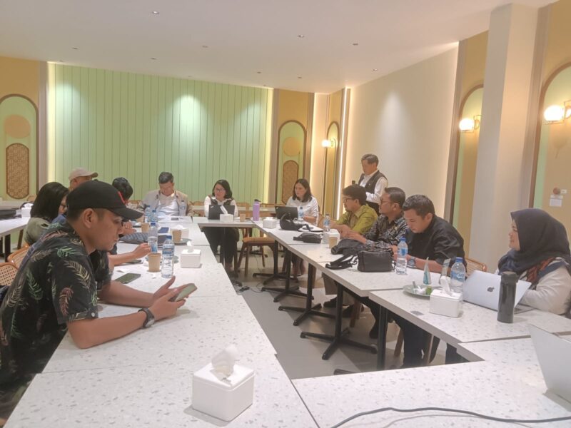 Terminal Manager ITTU Yohannes M. Sianturi bersama Manager Legal & Relation PET Fety Zaniar memimpin langsung rangkaian forum Stakeholder Engagement & Perkenalan Bisnis ITTU. Kegiatan yang dihadiri perwakilan media Kepri ini berlangsung dalam suasana dialog terbuka, mencerminkan komitmen Pertamina memperkuat hubungan dengan publik dan pemangku kepentingan. Foto: INIKEPRI.COM