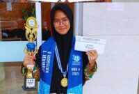Messi Noviana Masitoh, siswi MTsN 3 Kota Batam, berhasil keluar sebagai Juara 1 Grand Final Olimpiade Bahasa Arab (OBA) ke-8 Tingkat Nasional 2025. Foto: INIKEPRI.COM