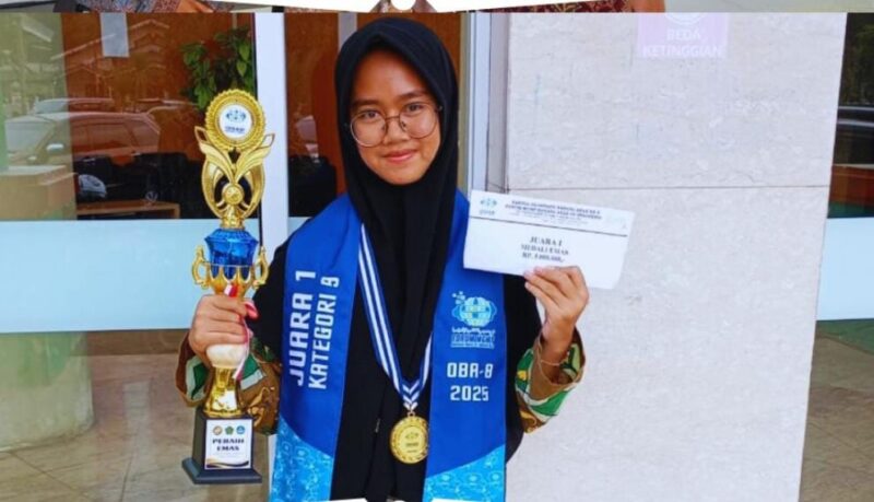 Messi Noviana Masitoh, siswi MTsN 3 Kota Batam, berhasil keluar sebagai Juara 1 Grand Final Olimpiade Bahasa Arab (OBA) ke-8 Tingkat Nasional 2025. Foto: INIKEPRI.COM