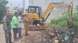 Lurah Tanjung Buntung Edi Supardi bersama Babinsa, perwakilan RT/RW, dan Satgas Kebersihan mengawasi proses pembersihan tumpukan sampah liar di Bengkong Wahyu hingga tuntas. Foto: INIKEPRI.COM