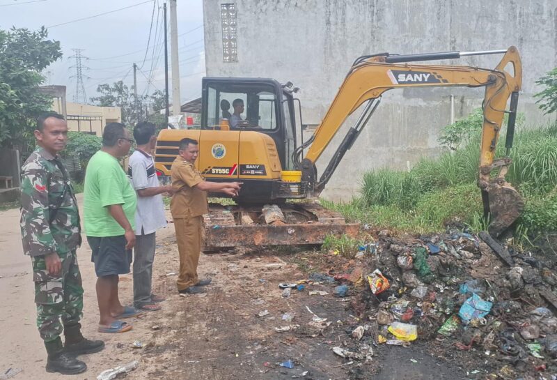 Lurah Tanjung Buntung Edi Supardi bersama Babinsa, perwakilan RT/RW, dan Satgas Kebersihan mengawasi proses pembersihan tumpukan sampah liar di Bengkong Wahyu hingga tuntas. Foto: INIKEPRI.COM