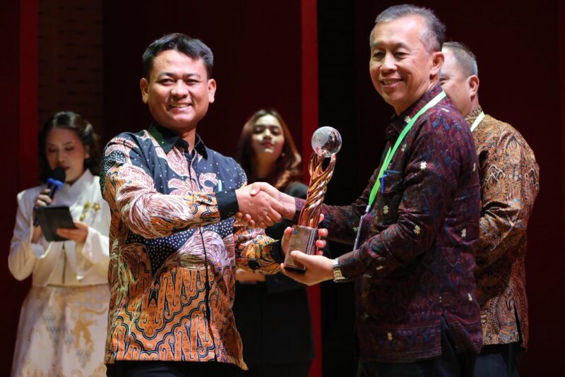 BP Batam menerima penghargaan Bhumandala Ariti dari Badan Informasi Geospasial (BIG) untuk kategori Kementerian/Lembaga, atas inovasi Land Managemen System (LMS) BP Batam. Foto: INIKEPRI.COM/BP Batam