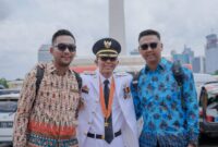 Di tengah hiruk-pikuk Monas pasca pelantikan kepala daerah se-Indonesia pada Februari lalu, Wali Kota Batam Amsakar Achmad merangkul dua sosok yang diam-diam memikul beban harian di belakang layar: Syahibul Aziz dan Ridhian WR. Sebuah jeda singkat setelah pelantikan, ketika perjalanan panjang mereka terasa sepadan. Foto: INIKEPRI.COM