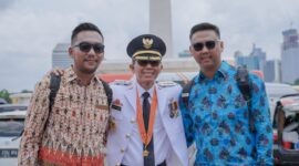 Di tengah hiruk-pikuk Monas pasca pelantikan kepala daerah se-Indonesia pada Februari lalu, Wali Kota Batam Amsakar Achmad merangkul dua sosok yang diam-diam memikul beban harian di belakang layar: Syahibul Aziz dan Ridhian WR. Sebuah jeda singkat setelah pelantikan, ketika perjalanan panjang mereka terasa sepadan. Foto: INIKEPRI.COM