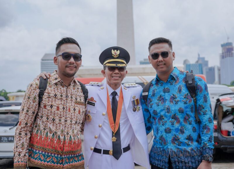 Di tengah hiruk-pikuk Monas pasca pelantikan kepala daerah se-Indonesia pada Februari lalu, Wali Kota Batam Amsakar Achmad merangkul dua sosok yang diam-diam memikul beban harian di belakang layar: Syahibul Aziz dan Ridhian WR. Sebuah jeda singkat setelah pelantikan, ketika perjalanan panjang mereka terasa sepadan. Foto: INIKEPRI.COM