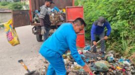 Lurah Tanjung Buntung Edi Supardi memimpin langsung pembersihan TPS liar di Bengkong Palapa. Foto: INIKEPRI.COM