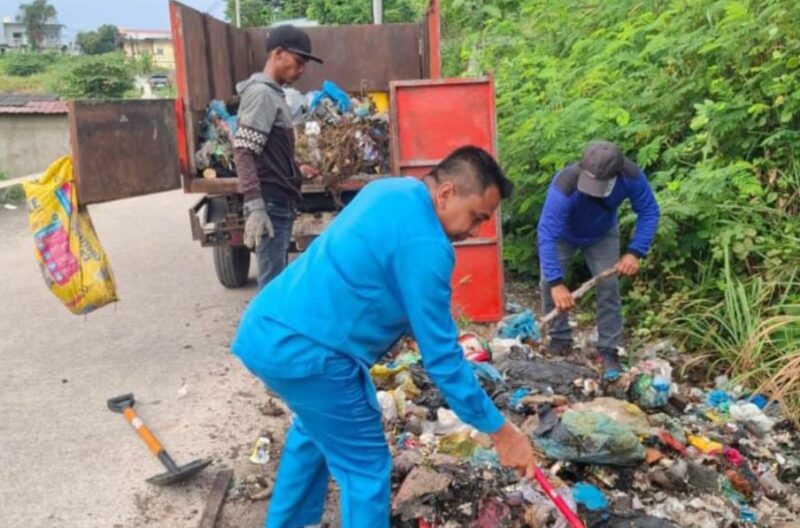 Lurah Tanjung Buntung Edi Supardi memimpin langsung pembersihan TPS liar di Bengkong Palapa. Foto: INIKEPRI.COM