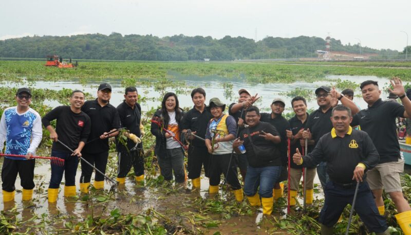 Dalam rangka menjaga kelestarian daerah tangkapan air, BP Batam mengadakan kegiatan gotong royong di waduk Duriangkang pada Sabtu (22/11/2025) pagi. Foto: INIKEPRI.COM/BP Batam 