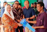 Bupati Natuna Cen Sui Lan bersama jajaran pemerintah daerah menyerahkan kunci rumah layak huni secara simbolis kepada perwakilan warga Batu Kapal pada kegiatan peresmian 57 unit hunian di Kampung Puak, Minggu (23/11). Foto: Istimewa 