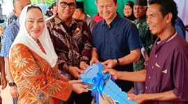 Bupati Natuna Cen Sui Lan bersama jajaran pemerintah daerah menyerahkan kunci rumah layak huni secara simbolis kepada perwakilan warga Batu Kapal pada kegiatan peresmian 57 unit hunian di Kampung Puak, Minggu (23/11). Foto: Istimewa 