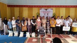 Bupati Natuna Cen Sui Lan berfoto bersama penerima bantuan sosial, perangkat daerah, dan tokoh masyarakat Midai usai penyerahan paket sembako, alat bantu disabilitas, dan santunan program ketenagakerjaan. Foto: INIKEPRI.COM