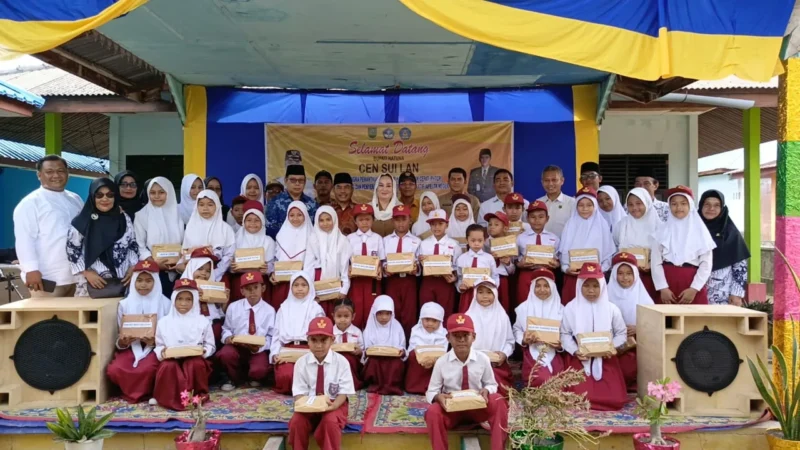Bupati Natuna Cen Sui Lan berfoto bersama para siswa SD di Kecamatan Midai usai menyerahkan bantuan perlengkapan belajar pada kunjungan kerjanya. Foto: Istimewa 