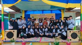 Bupati Natuna Cen Sui Lan saat merayakan Hari Guru Nasional di Midai. Foto: INIKEPRI.COM