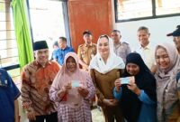 Bupati Natuna Cen Sui Lan berfoto bersama penerima BLTS di Kantor Pos Midai. Foto: INIKEPRI.COM