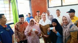 Bupati Natuna Cen Sui Lan berfoto bersama penerima BLTS di Kantor Pos Midai. Foto: INIKEPRI.COM