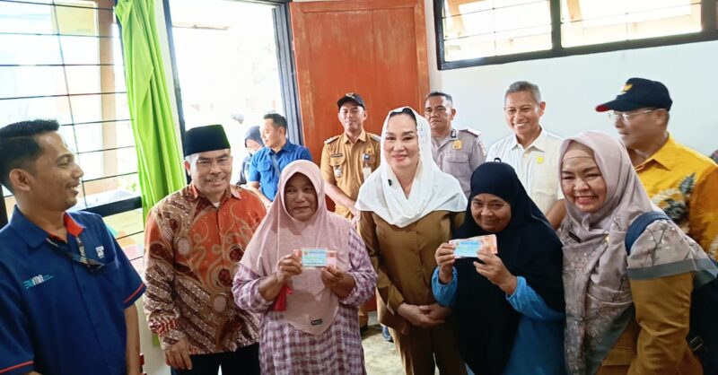 Bupati Natuna Cen Sui Lan berfoto bersama penerima BLTS di Kantor Pos Midai. Foto: INIKEPRI.COM