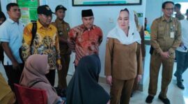 Bupati Cen Sui Lan meninjau fasilitas kesehatan dan pelaksanaan pemeriksaan kesehatan gratis di Puskesmas Kecamatan Midai. Foto: INIKEPRI.COM/NatunaKab 