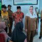 Bupati Cen Sui Lan meninjau fasilitas kesehatan dan pelaksanaan pemeriksaan kesehatan gratis di Puskesmas Kecamatan Midai. Foto: INIKEPRI.COM/NatunaKab 
