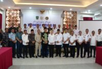 Bupati Natuna Cen Sui Lan berfoto bersama rombongan Komisi II DPR RI. Foto: INIKEPRI.COM/NatunaKab 