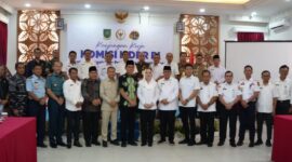 Bupati Natuna Cen Sui Lan berfoto bersama rombongan Komisi II DPR RI. Foto: INIKEPRI.COM/NatunaKab 