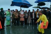 Bupati Natuna Cen Sui Lan dan Wakil Bupati Jarmin disambut dengan tradisi Melayu saat tiba di Pelabuhan PLBN Serasan. Foto: INIKEPRI.COM/NatunaKab 