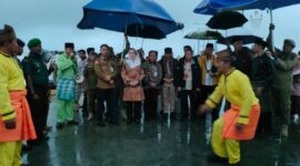 Bupati Natuna Cen Sui Lan dan Wakil Bupati Jarmin disambut dengan tradisi Melayu saat tiba di Pelabuhan PLBN Serasan. Foto: INIKEPRI.COM/NatunaKab 
