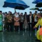 Bupati Natuna Cen Sui Lan dan Wakil Bupati Jarmin disambut dengan tradisi Melayu saat tiba di Pelabuhan PLBN Serasan. Foto: INIKEPRI.COM/NatunaKab 