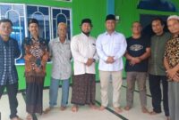 Ketua DPRD Provinsi Kepulauan Riau, Iman Sutiawan (keempat dari kanan), berfoto bersama Pimpinan Ponpes Sirojul Amal Alfatah, Ustad Jeje, serta tokoh masyarakat dan pengurus setempat saat meninjau pembangunan gedung pesantren di Sagulung, Batam, Kamis (20/11/2025). Foto: Istimewa 