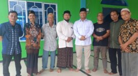 Ketua DPRD Provinsi Kepulauan Riau, Iman Sutiawan (keempat dari kanan), berfoto bersama Pimpinan Ponpes Sirojul Amal Alfatah, Ustad Jeje, serta tokoh masyarakat dan pengurus setempat saat meninjau pembangunan gedung pesantren di Sagulung, Batam, Kamis (20/11/2025). Foto: Istimewa 