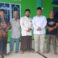 Ketua DPRD Provinsi Kepulauan Riau, Iman Sutiawan (keempat dari kanan), berfoto bersama Pimpinan Ponpes Sirojul Amal Alfatah, Ustad Jeje, serta tokoh masyarakat dan pengurus setempat saat meninjau pembangunan gedung pesantren di Sagulung, Batam, Kamis (20/11/2025). Foto: Istimewa 