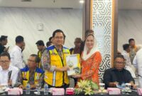 Bupati Natuna Cen Sui Lan menyerahkan proposal kepada komisi V DPR RI beberapa waktu lalu. Foto: INIKEPRI.COM/NatunaKab 