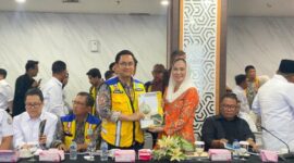 Bupati Natuna Cen Sui Lan menyerahkan proposal kepada komisi V DPR RI beberapa waktu lalu. Foto: INIKEPRI.COM/NatunaKab 