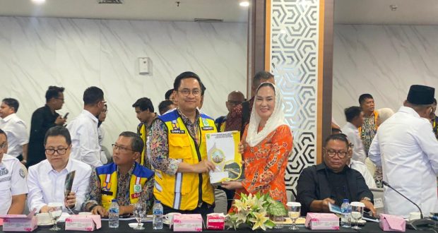 Bupati Natuna Cen Sui Lan menyerahkan proposal kepada komisi V DPR RI beberapa waktu lalu. Foto: INIKEPRI.COM/NatunaKab 