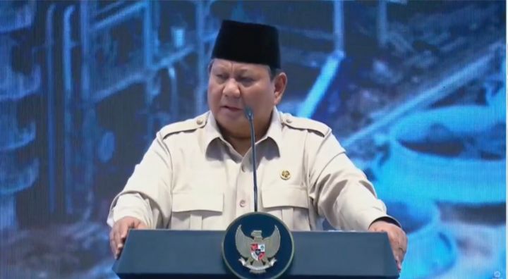 Presiden Prabowo Subianto saat meresmikan pabrik Lotte Chemical Indonesia di Cilegon, Banten, Kamis (6/11/2025). Foto: INIKEPRI.COM