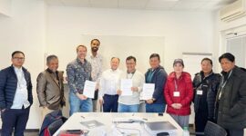 Bupati Natuna Cen Sui Lan menyaksikan penandatanganan kerja sama antara PT LEN Industri (BUMN Kementerian Pertahanan RI), BMKG Pusat, dan Leonardo Germany di Neuss, Jerman. Kesepakatan ini menandai dimulainya proyek pemasangan tiga unit radar tercanggih di dunia untuk Provinsi Kepulauan Riau. Foto: Istimewa 