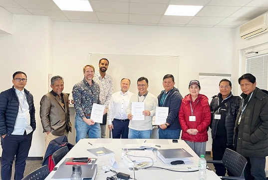 Bupati Natuna Cen Sui Lan menyaksikan penandatanganan kerja sama antara PT LEN Industri (BUMN Kementerian Pertahanan RI), BMKG Pusat, dan Leonardo Germany di Neuss, Jerman. Kesepakatan ini menandai dimulainya proyek pemasangan tiga unit radar tercanggih di dunia untuk Provinsi Kepulauan Riau. Foto: Istimewa 