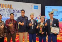 Tim Olimpiade MAN IC Batam berfoto bersama Menkeu Purbaya setelah memenangkan olimpiade APBN 2025. Foto: INIKEPRI.COM