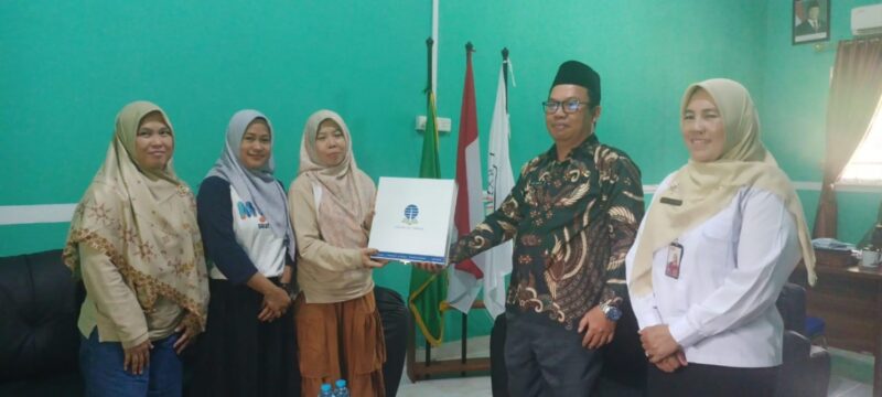 Universitas Terbuka (UT) Batam kembali memperluas jangkauan layanan pendidikannya dengan melakukan sosialisasi ke Madrasah Aliyah Negeri (MAN) Karimun. Foto: INIKEPRI.COM