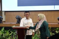 Gubernur Kepri Ansar Ahmad memutar undian wajib pajak yang beruntung mendapatkan hadiah berupa paket wisata umrah dan wisata religi. Foto: INIKEPRI.COM/KepriProv 