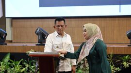 Gubernur Kepri Ansar Ahmad memutar undian wajib pajak yang beruntung mendapatkan hadiah berupa paket wisata umrah dan wisata religi. Foto: INIKEPRI.COM/KepriProv 