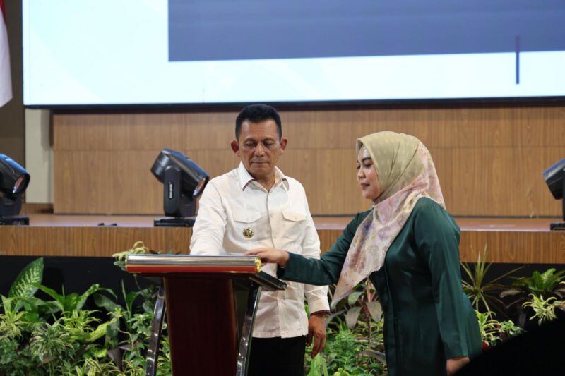 Gubernur Kepri Ansar Ahmad memutar undian wajib pajak yang beruntung mendapatkan hadiah berupa paket wisata umrah dan wisata religi. Foto: INIKEPRI.COM/KepriProv 