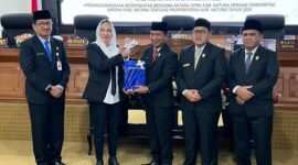 Penyerahan Ranperda APBD Kabupaten Natuna tahun 2026 dari Ketua DPRD ke Bupati Natuna. Foto: Istimewa 