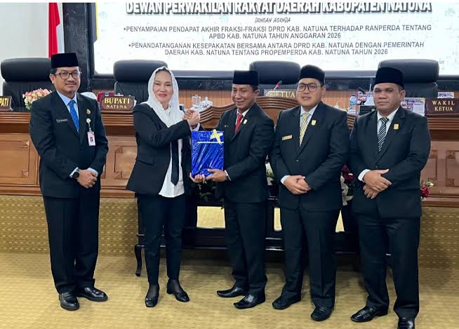 Penyerahan Ranperda APBD Kabupaten Natuna tahun 2026 dari Ketua DPRD ke Bupati Natuna. Foto: Istimewa 