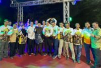 Raja Mustakim bersama Pengurus Komunitas Pecinta Domino Natuna (KPDN) berfoto bersama usai menggelar turnamen domino pada ajang Bupati Cup Domino 2025 di Natuna, Minggu (16/11/2025) malam. Foto: Istimewa 